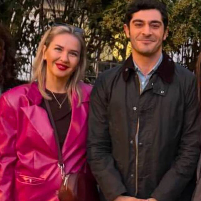 sahtekarlarbr's tweet image. Missão dada é missão cumprida: a russa pegou o momento — e a gente pegou a exclusiva. 🕵️♀️🧾
Vêm ler a mini entrevista que fizemos com a fã russa que teve um momento muito fofo com  Burak…
Ela contou pra gente que foi ela quem pediu a foto — a segurança não curtiu muito no…