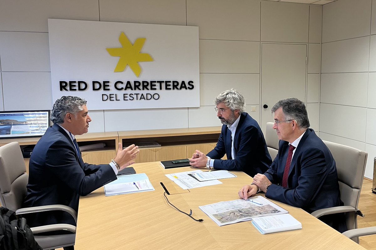 AytoSimancas's tweet photo. El alcalde de #Simancas, Alberto Plaza, se reúne con ell director general de Carreteras para avanzar en el proyecto del 3.º carril de la A-62 y su integración urbana.
✔️ Soterramiento en el Casco Histórico
✔️ Mejora de accesos y seguridad vial
#SimancasAvanza #A62 https://t.co/edk98qP40y