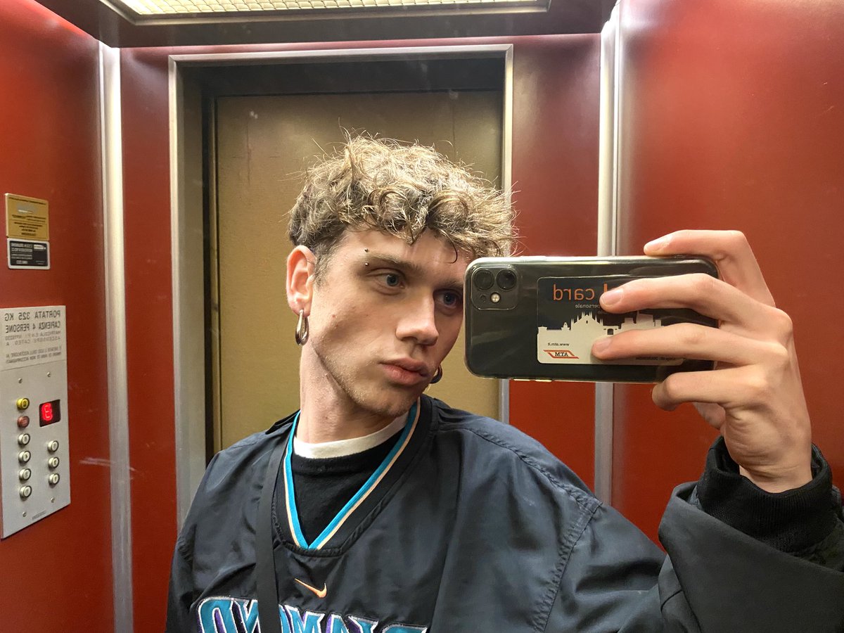 ok basta finalmente mi sono fatto questo piercing al sopracciglio che desideravo da un bel po' 😭
