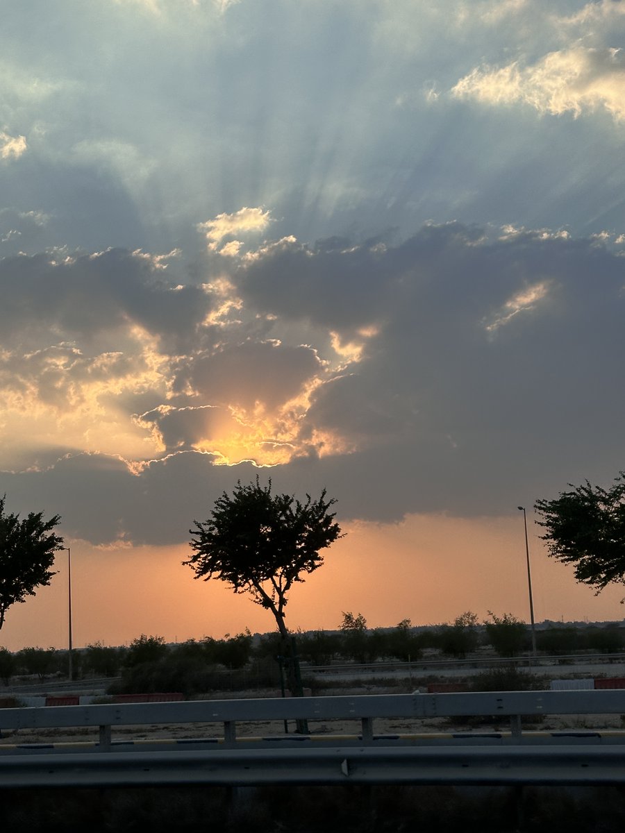 PeninsulaQatar's tweet photo. Sunset, expressing nature’s masterpiece, captured enroute to Al Khor by The Peninsula reader Shyjal Abdullah on Wednesday evening in Doha. 

#Qatar #AlKhor https://t.co/cux51ntidr