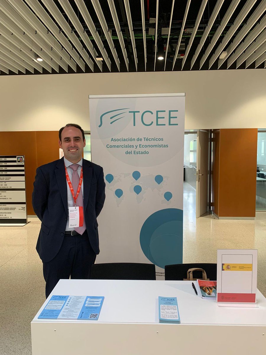 📅 El pasado 22 de octubre, nuestro compañero Javier Moreno participó en la feria de empleo y en la mesa redonda organizada por la <a href="/unav/">Universidad de Navarra</a>, compartiendo su experiencia y trayectoria como Técnico Comercial y Economista del Estado. #TCEE #FunciónPública