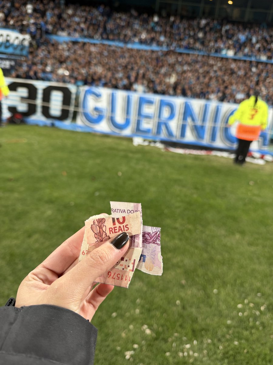 Barras_LATAM's tweet photo. 🇦🇷🇧🇷 Algunos hinchas de Racing tiraron Reales rotos durante el recibimiento de ayer

📸 @marianaspinelIi https://t.co/NUVOfFfwOL