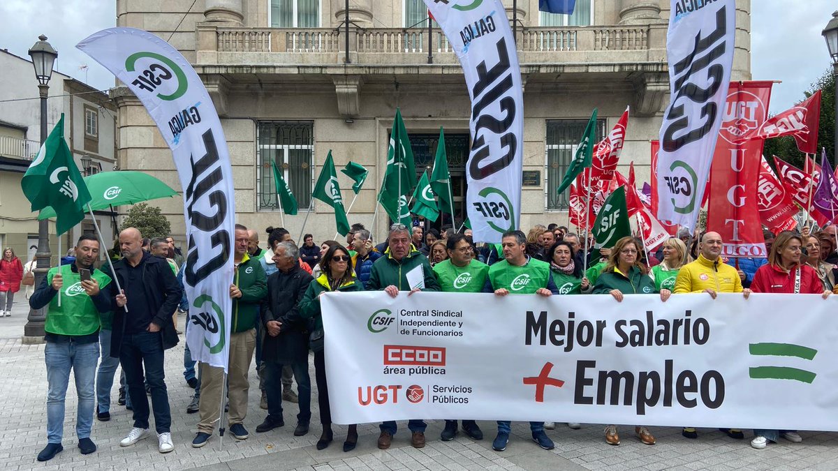 GaliciaCsif's tweet photo. 🗣 Cientos de empleados/as públicos/as hemos salido hoy a las calles en Galicia y en toda España para decir ¡basta ya! al ministro @oscarlopeztwit: o se sienta a negociar o tendrá HUELGA GENERAL.

#SubidaSalarialYa @CSIFnacional https://t.co/qZvVIJKCOA