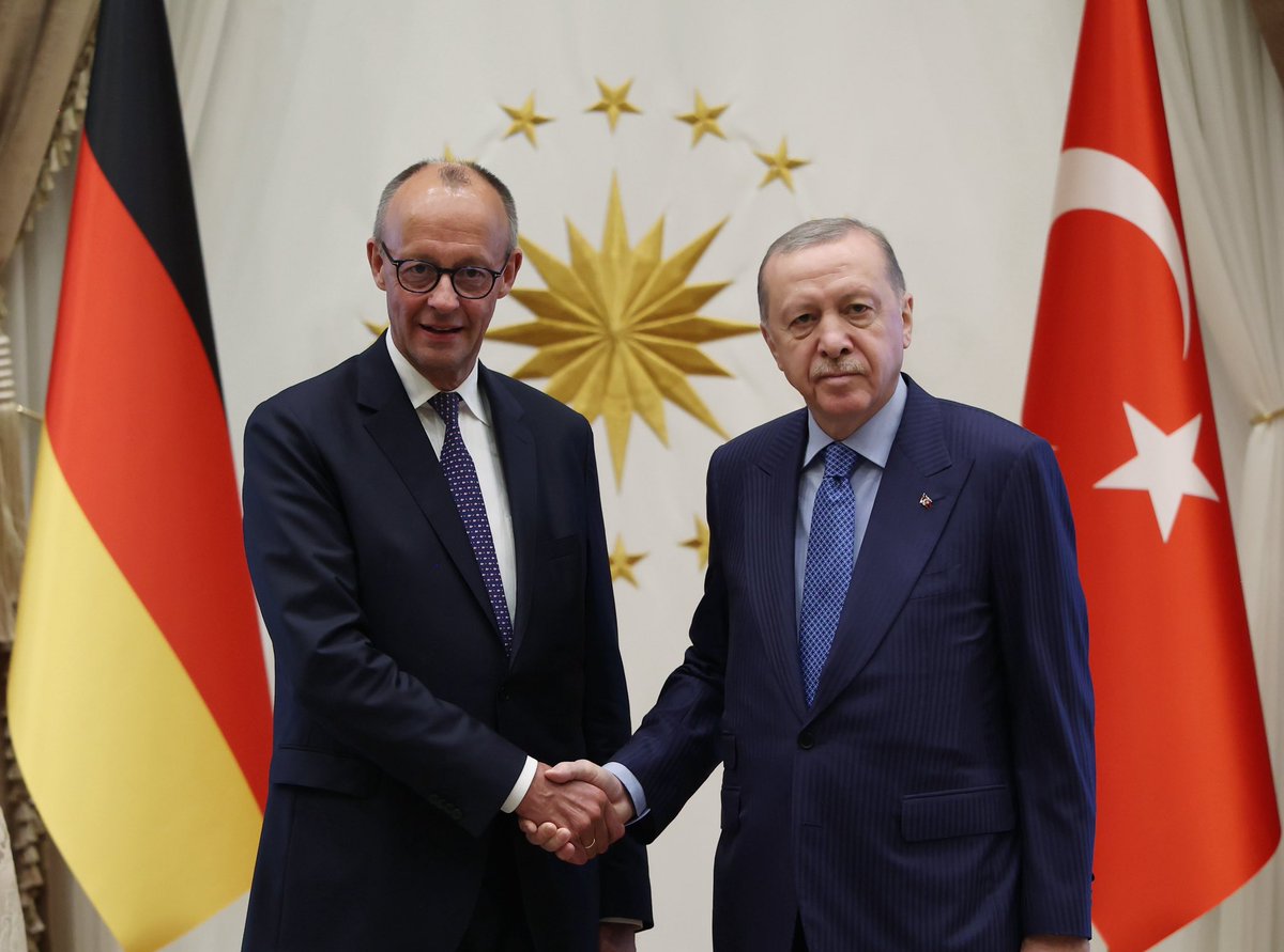 President <a href="/RTErdogan/">Recep Tayyip Erdoğan</a> welcomed Chancellor Friedrich Merz of Germany, who is paying a visit to Türkiye, with an official ceremony at the Presidential Complex.