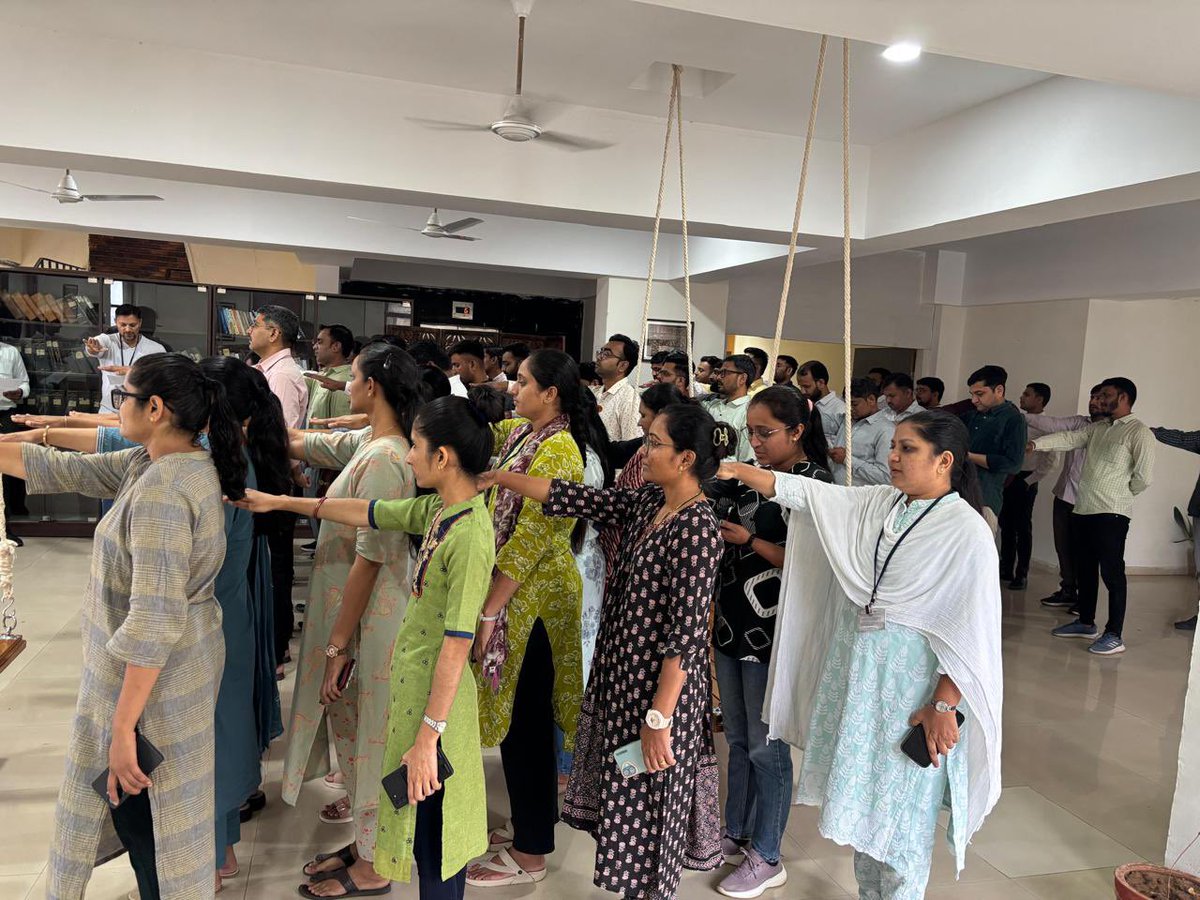 On Rashtriya Ekta Diwas, Revenue officials united in taking the National Unity Pledge, reaffirming commitment to integrity, oneness, and nation-building in the spirit of Shri Sardar Vallabhbhai Patel. 🇮🇳
<a href="/JayantiRavi/">Jayanti Ravi</a> <a href="/CMOGuj/">CMO Gujarat</a> #EkBharat #NationalUnityDay