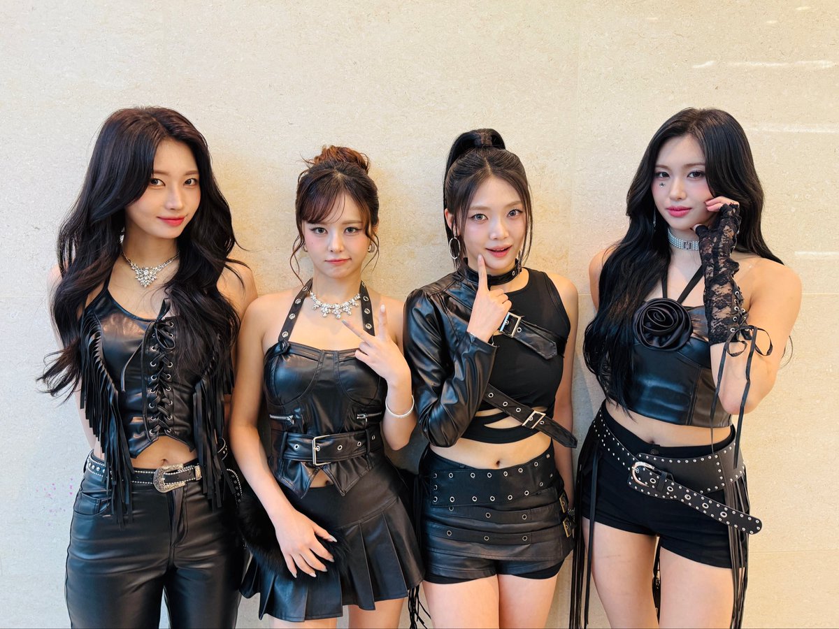 [📸]
#251030_2025_아시아모델어워즈

올해로 20주년을 맞이한 아시아모델어워즈에
참여하게 된 에글이들💜 멋진 상까지 감사합니다🥰

#EVERGLOW #에버글로우
#이유 #시현 #온다 #아샤
#EU #SIHYEON #ONDA #AISHA