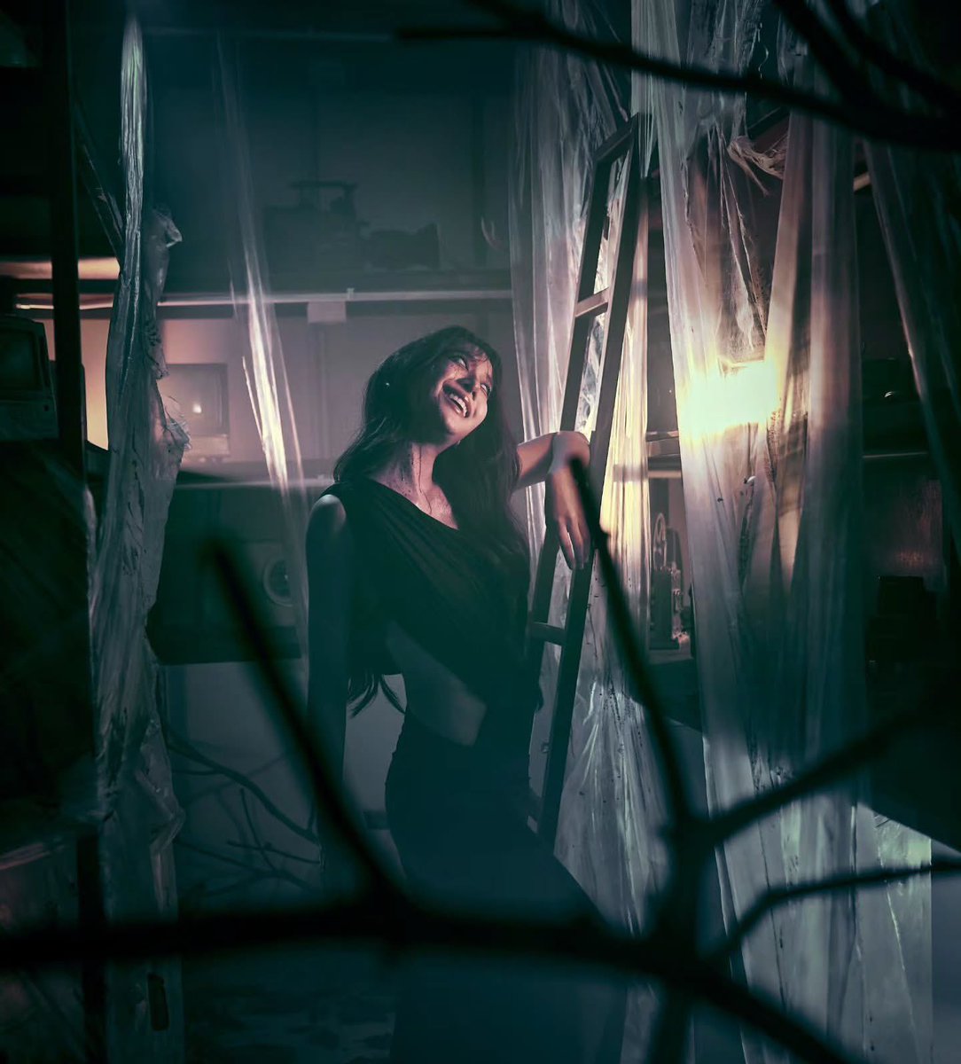 ชั้นจำได้ ตอนพี่มายด์ถ่ายนางนาคแล้วไลฟ์กับโจ โจยังถามว่าใส่ตาขาวรึป่าว ชีกลัว แต่ว่าฮาโลวีนปีนี้ชีแต่งเป็นผีตาขาวแทนแล้ว กลัวค่ะโจริญ ทำถึงเกิน😭