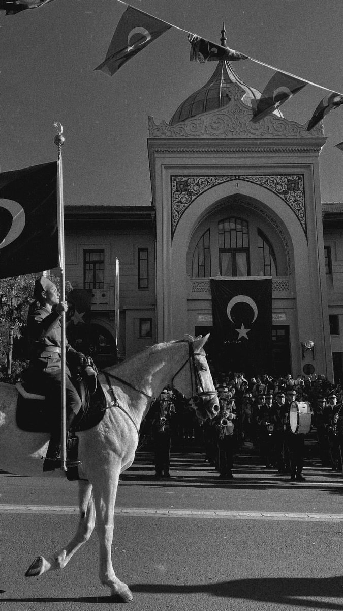 Abla kimsin bilmiyorum ama Ankara’da cumhuriyet geçit töreninde çok güzel fotoğrafını çektim görürsen wallpaper yaparsın.  
#Cumhuriyet #Ankara #29ekim