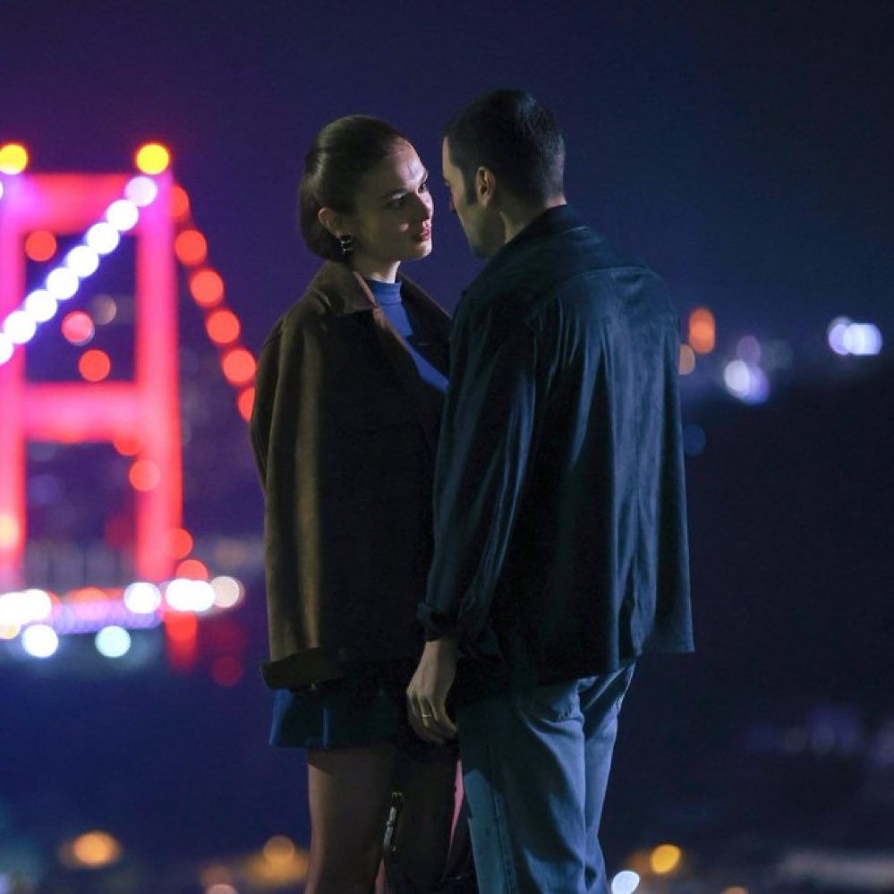 Bize İstanbul’un büyüleyici ışıkları altında bir öpücükle mi geleceksin?

#Veliaht   #TimHan
#AkınAkınözü  #SerraArıtürk