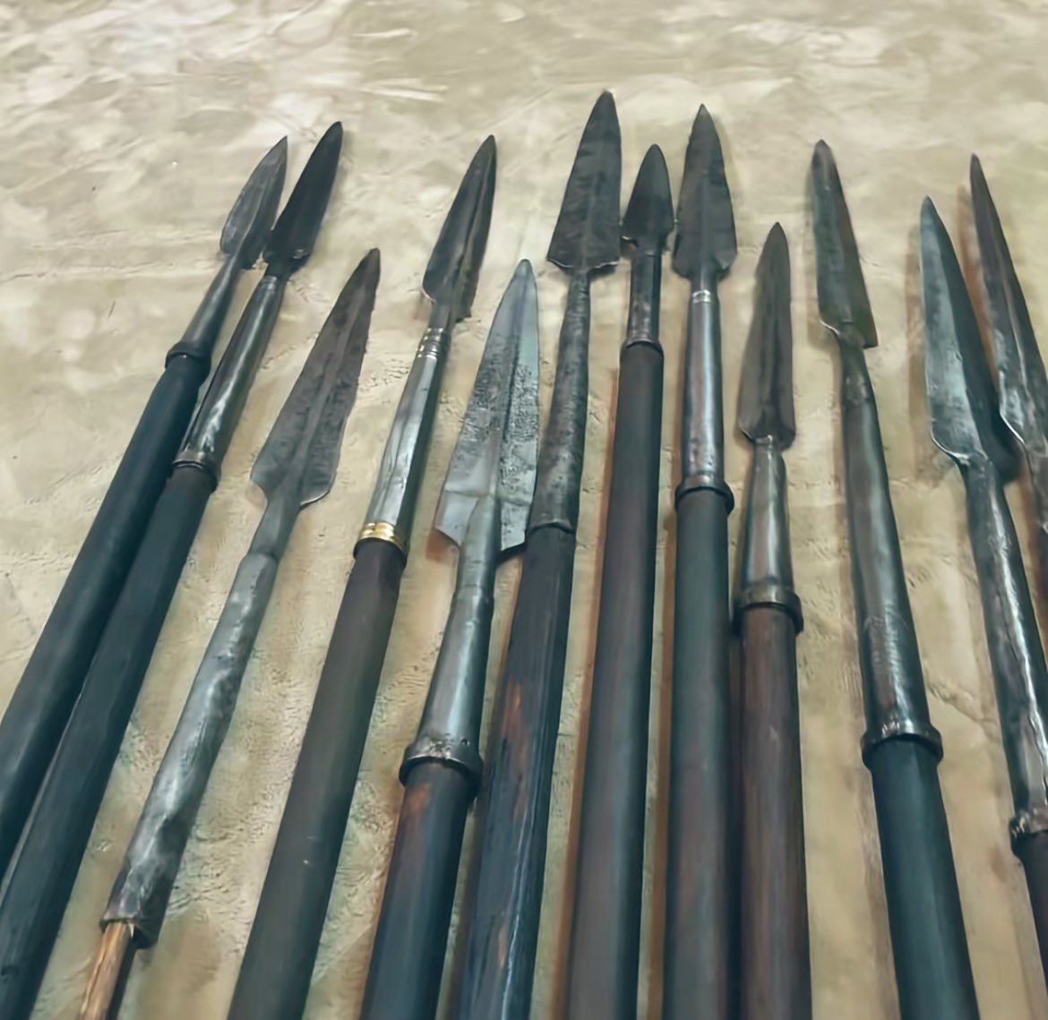 شينين وأشين من شيفنا شلفنا
شـلـفًـا تفج السابعة والتريـبَـة

كـلٍ لـيـا قـر الـقـرار يّـعـرفـنـا
هـواجـرٍ مخـراجـنا يـنـدريـبَـه

عمير بن راشد ابن عفيشة الهاجري

#قحطان #بني_هاجر