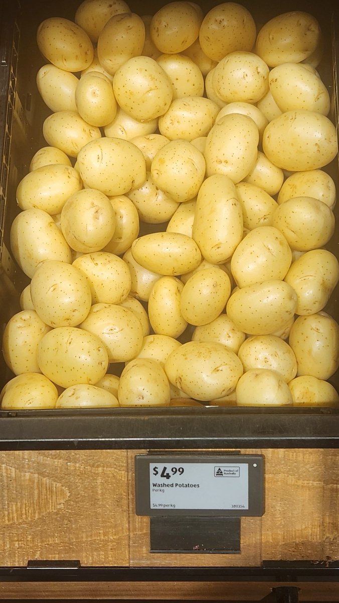 سیب زمینی تو استرالیا چند وقتی بود که نایاب شده بود.
 امروز پر قدرت و گرونتر از همیشه ابتیاع کردم!🥸