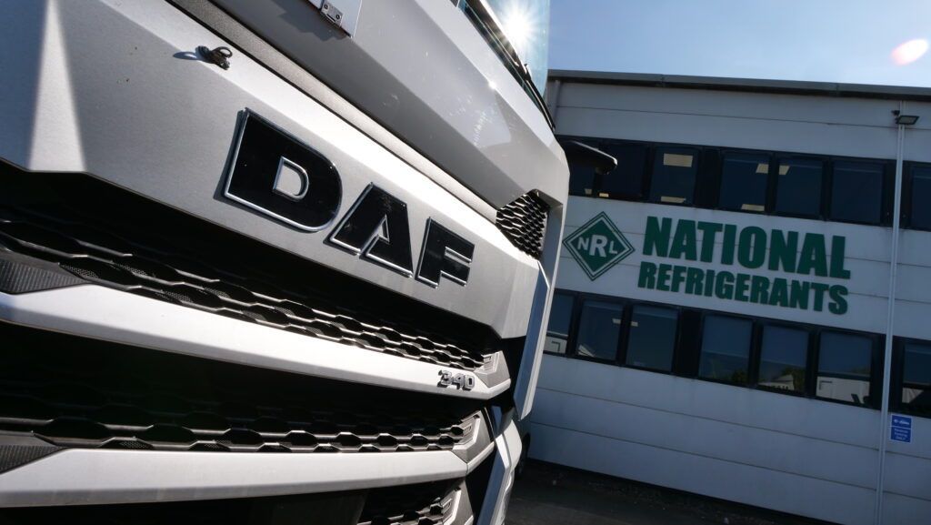 DAFTrucksUK's tweet image. Big thanks to Michelle from @FordSlaterDAF for supporting @Alltruckplc's handover to National Refrigerants 👏

From tech tips to confident handling, DAF Driver Training empowers drivers from day one.

Find out more: daf.co.uk/en-gb/daf-serv…  

#DriverTraining #Trucking #Trucks