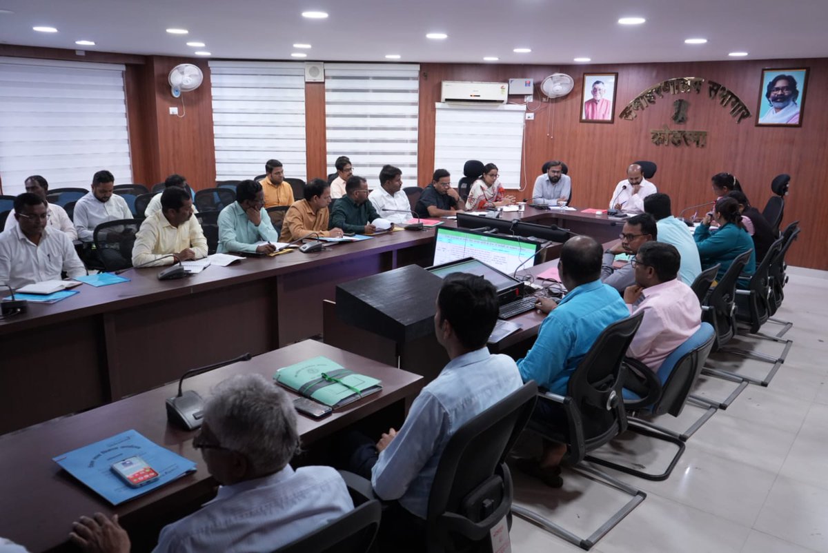 dckoderma's tweet image. आज समाहरणालय सभाकक्ष में जिला समन्वय समिति की बैठक संपन्न हुई। इस दौरान वन प्रमंडल अंतर्गत प्रतिबंधित भूमि, डोमचांच सफही फगुनी पर चौड़ीकरण, मुआवजा एवं पौधा रोपण कार्यों की स्थिति पर चर्चा की गई एवं संबंधित विभाग को आपसी समन्वय स्थापित कर कार्यों में आ रही बाधाओं को शीघ्र दूर करने…