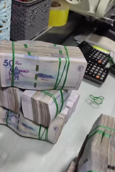 Bandidosfrasess's tweet photo. Así como trates está imagen te irá el resto del Año 🤑 https://t.co/v29KQ0LFme