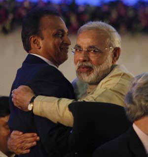 अनिल अंबानी: सत्ता का प्रिय, कर्ज़ का सम्राट

इस तस्वीर की कीमत है 41 हज़ार करोड़ रुपये।
वही तस्वीर — जिसमें प्रधानमंत्री के गले में मुस्कुराते हैं अनिल अंबानी।
देश में हर साल हज़ारों किसान कर्ज़ से टूटकर मर जाते हैं,
पर जब अंबानी अरबों का कर्ज़ निगल जाता है,
तो उसे कुंभ नहलाया