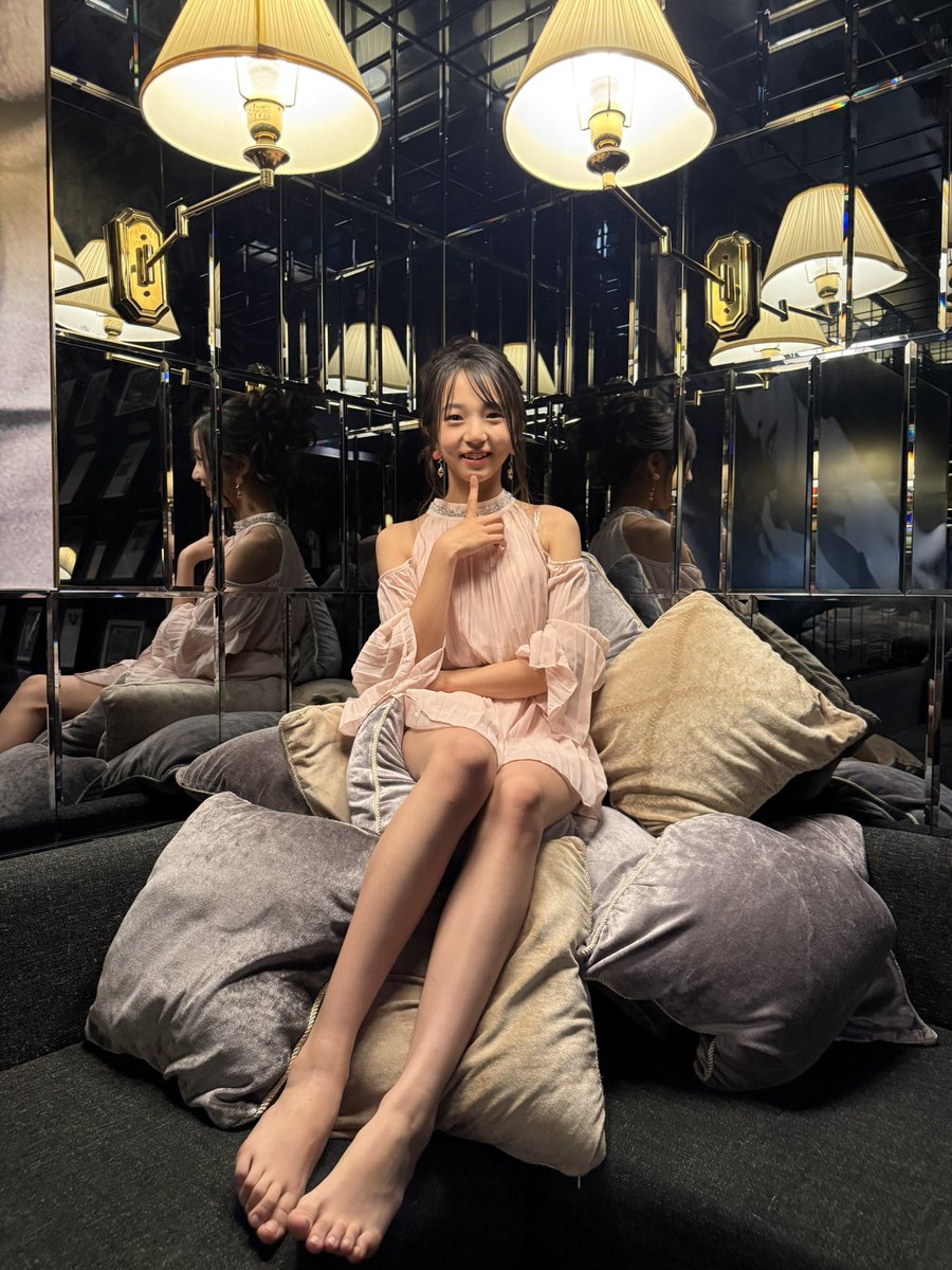 iPhone (補助光無し) で、撮影させて頂いたお写真の方が、ラウンジの質感も表現されてたかも🙊️🤗️

素敵な表情を見せて頂きました ✨🥰️

ふーみん💜藤竹美衣💜 <a href="/me310501/">ふーみん💜藤竹美衣💜</a>
 
#藤竹美衣 #ふーみん #美少女 #美脚 
#ロコパ撮影会 #個撮 
※オリエンタルラウンジビレッジ京都 2025.10.26