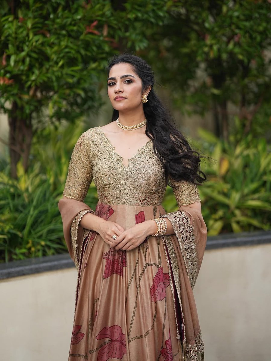 KollywoodCinima's tweet photo. Rukmini Vasanth captivates hearts with her graceful charm and radiant smile in these mesmerizing stills, exuding timeless elegance and poise that redefine beauty effortlessly. ✨

 #TheCometBrowser https://t.co/AKebiXodSL