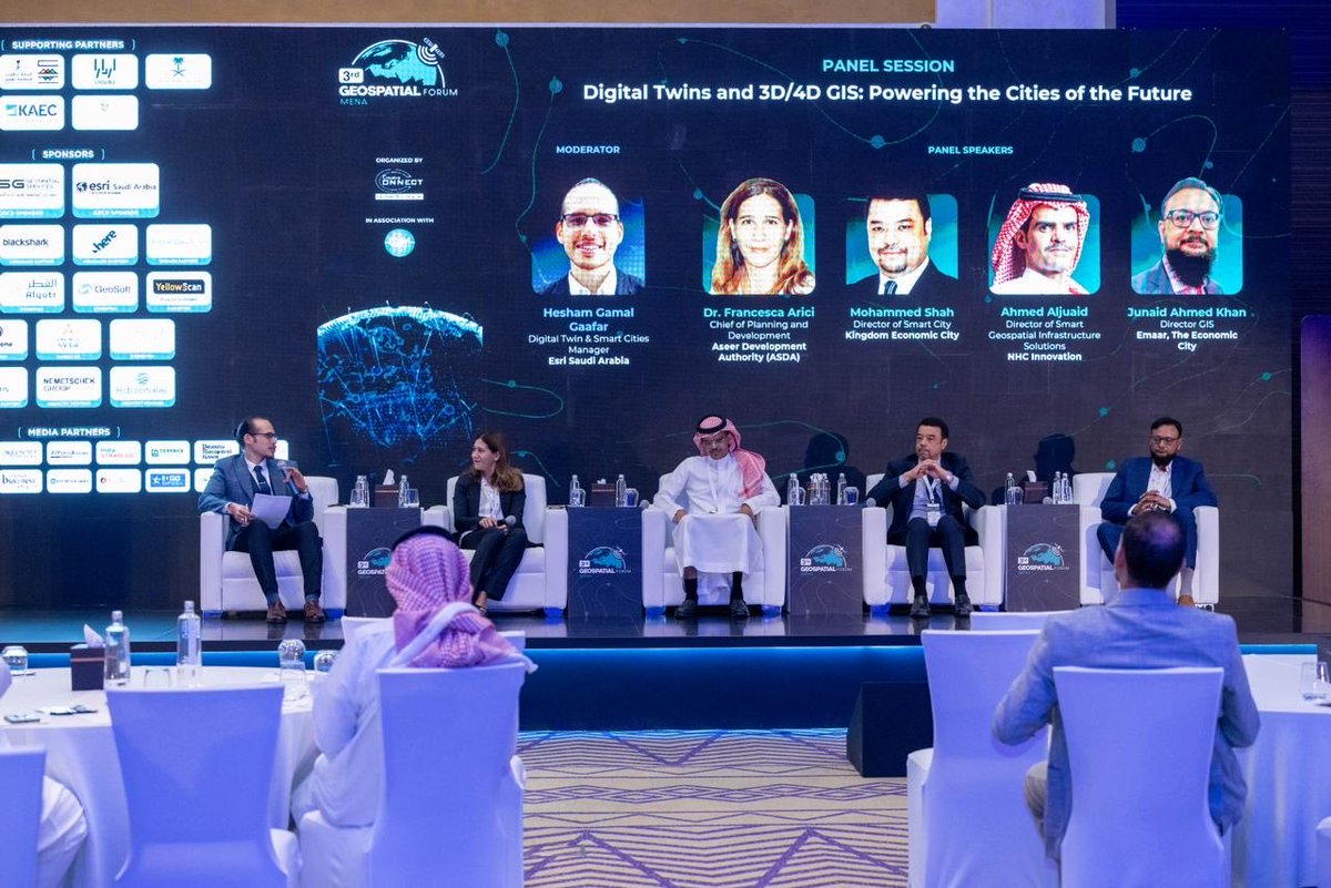 EsriSaudi's tweet photo. إسري السعودية شاركت في 3rd Mena Geospatial Fourm لعرض كيف تقود البيانات وتقنية نظم المعلومات الجغرافية (GIS) مستقبل المدن الذكية في جميع أنحاء المنطقة.

كان من أبرز فعاليات الحدث جلسة النقاش حول التوائم الرقمية ونظم المعلومات الجغرافية 3D/4D، شكراً جزيلاً لكل من زار جناحنا. https://t.co/8aXGGuZXZI