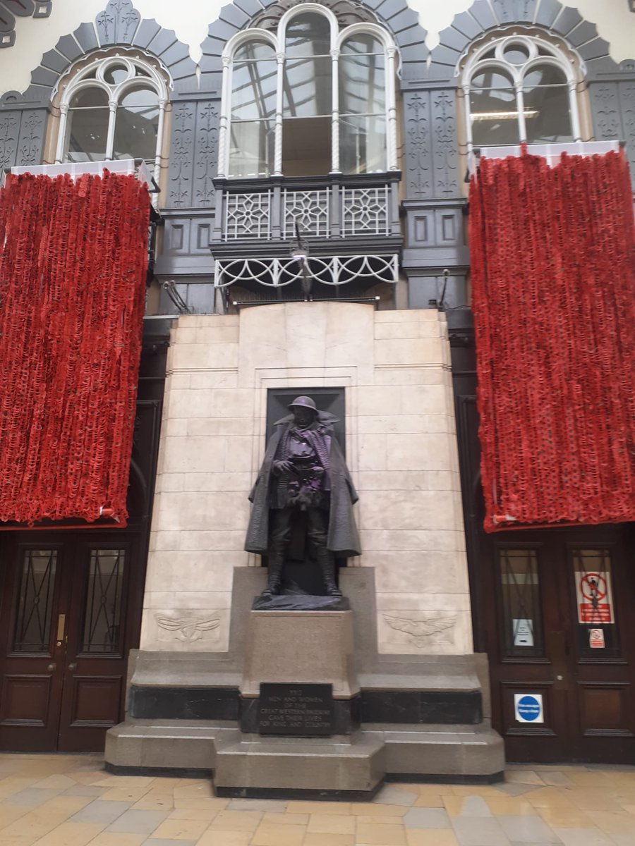 DrHelenFry's tweet image. War Memorial at Paddington Station with 1000s of poppies either side. Deeply moving… 
3312 men and women of the Great Western Railway gave their lives for King and country. 🌹