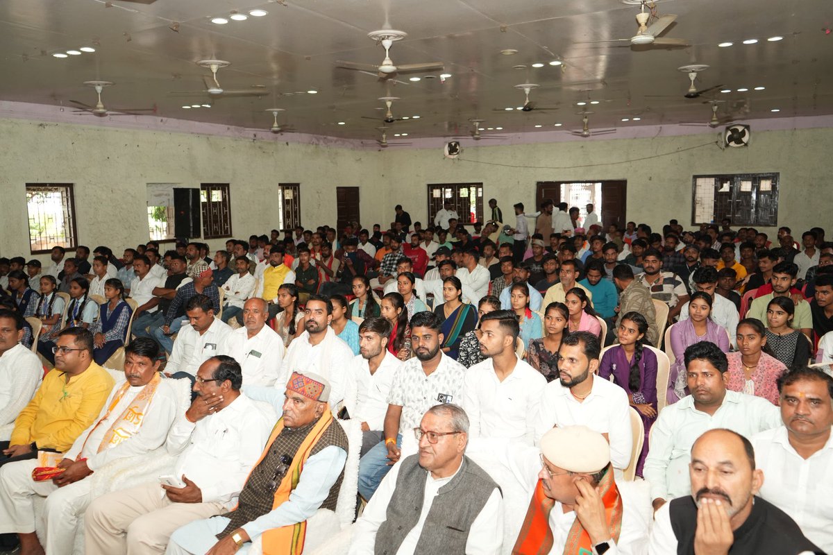 आज सीधी में आयोजित “आत्मनिर्भर भारत संकल्प अभियान – बृहद युवा सम्मेलन” में सम्मिलित होकर युवा साथियों से आत्मीय संवाद किया।

<a href="/BJP4MP/">BJP Madhya Pradesh</a> <a href="/DrMohanYadav51/">Dr Mohan Yadav</a> <a href="/Hkhandelwal1964/">Hemant Khandelwal</a> <a href="/HitanandSharma/">हितानंद Hitanand</a> <a href="/shivprakashbjp/">Shivprakash</a> <a href="/DrRajesh4BJP/">Dr.Rajesh Mishra</a> <a href="/Devkumar4bjp/">Dev Kumar Singh Chauhan</a> <a href="/bjpdrmahendra/">Dr. Mahendra Singh</a> 

#SwadeshiSankalp