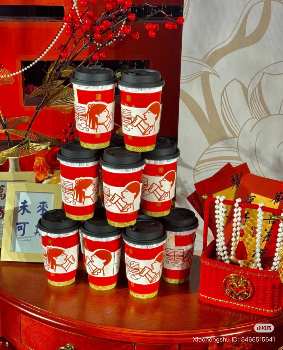 ว่าบาปชา Heytea มีบริการสำหรับงานแต่งนะคะ ส่วนนึงเพราะร้านเค้ามีชื่อจีนว่า 喜茶 อยู่แล้ว และงานแต่งคนจีนมักมีสัญลักษณ์ 双喜 = 喜喜 (喜 = ค.สุข พอแต่งงานเลยสุข 2 เท่า, คนแต้จิ๋วเรียกซังฮี้) แบบเป๊ะๆ

เท่าที่อ่านมาเห็นว่าสั่งเกิน 10 แก้วก็ได้ปลอกแก้ว 喜喜 แล้วนะคะ😊😊