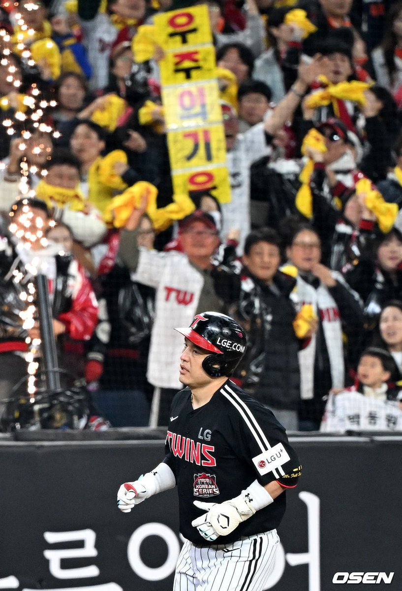 [사진]홈런 박동원,'우주의 기운이 또' (출처 : 네이버 스포츠) naver.me/5lfz4vXq