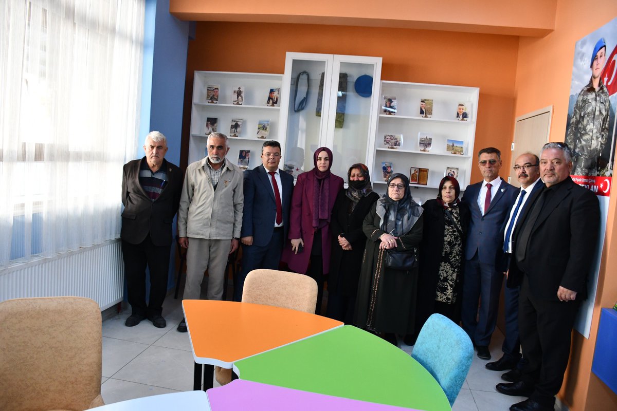 KirikkaleSTi's tweet photo. Bakanlığımızca desteklenen Anadolu Hilali Gençlik Derneğince yürütülen Zekanın Sırrı projesinin açılış toplantısı Kale Şehit Ferhat Bozkurt Okulunda yapıldı. Okulda zeka sınıfının yanı sıra Şehidimiz Emre CEYLAN adına bir de kütüphane oluşturuldu
@omertanjucihan
@MUSIADKirikkale https://t.co/cJPIIKFx3u