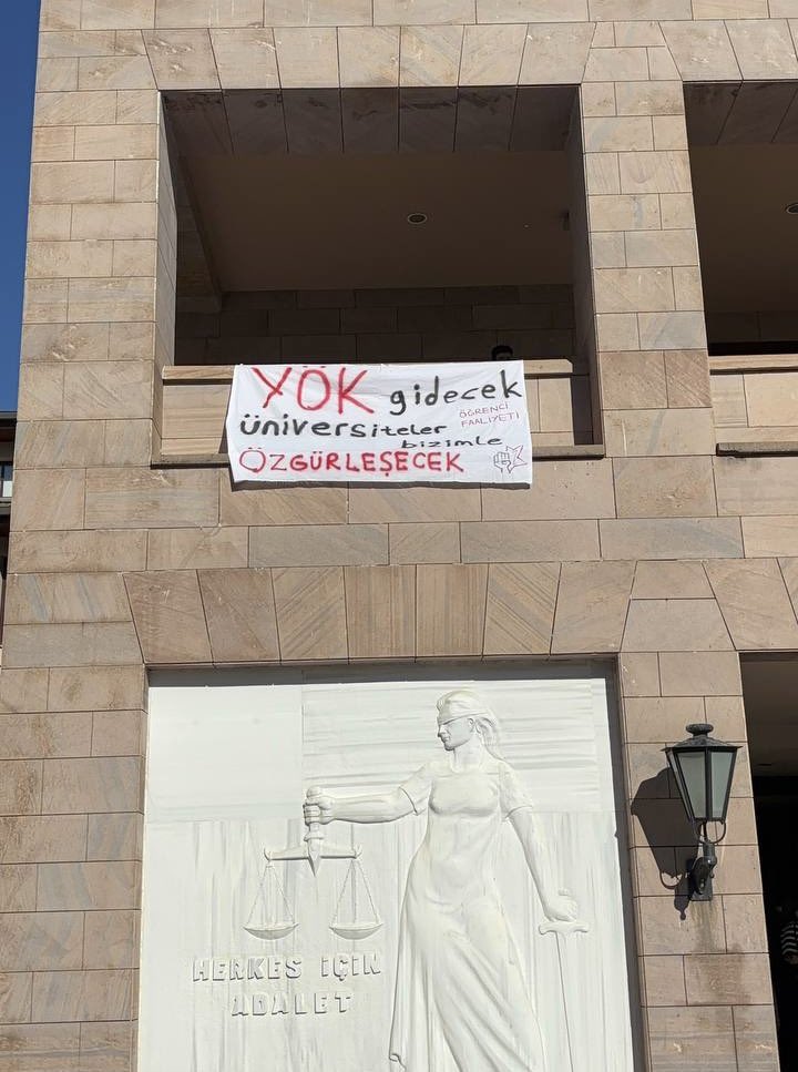 📣YÖK, Polis, Kayyum,

Bu abluka dağıtılacak; üniversiteler bizimle özgürleşecek!

📍Koç Üniversitesi