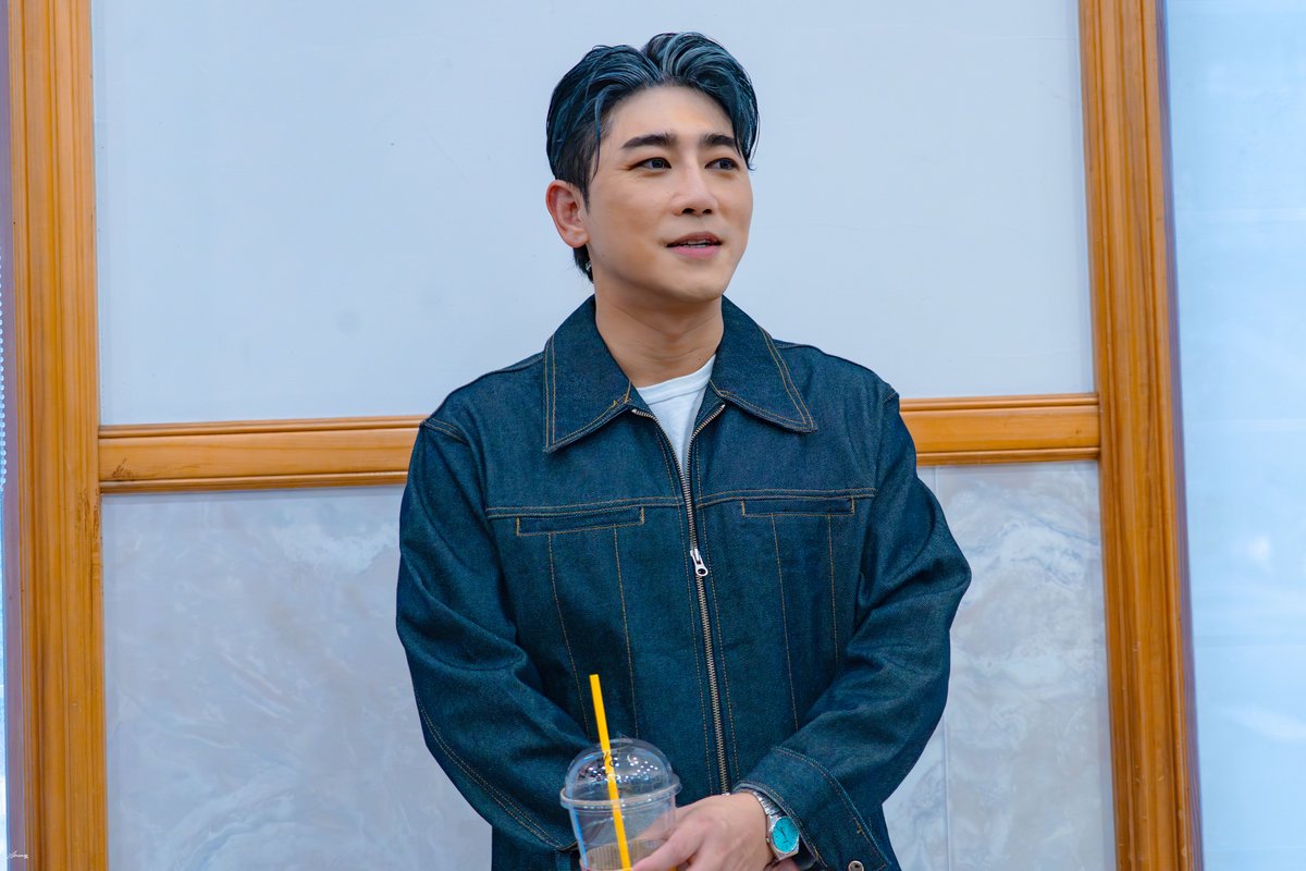 20251019 쉐도우 퇴근길
#박민성 배우님

커피에 낙서가 너무 기야움ㅋㅋㅋㅋㅋ