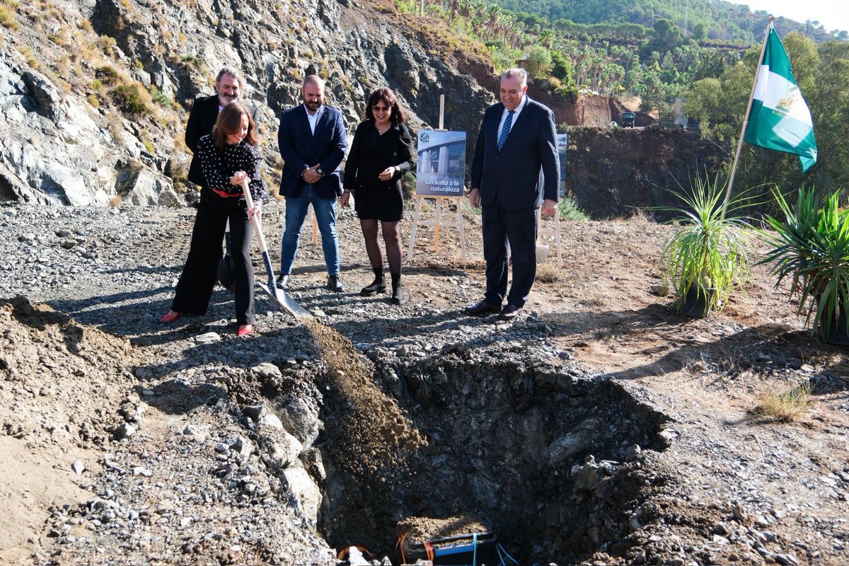 Navarro_PP's tweet photo. En #Carratraca, con el consejero @Arturo_BernalB, delegados de @MalagaJunta y alcaldes y concejales de la comarca hemos colocado la primera piedra del que será un centro de referencia en el turismo sostenible y de naturaleza.
Evolution Park será mucho más que un parque de ocio. https://t.co/pOjEdWU8R6