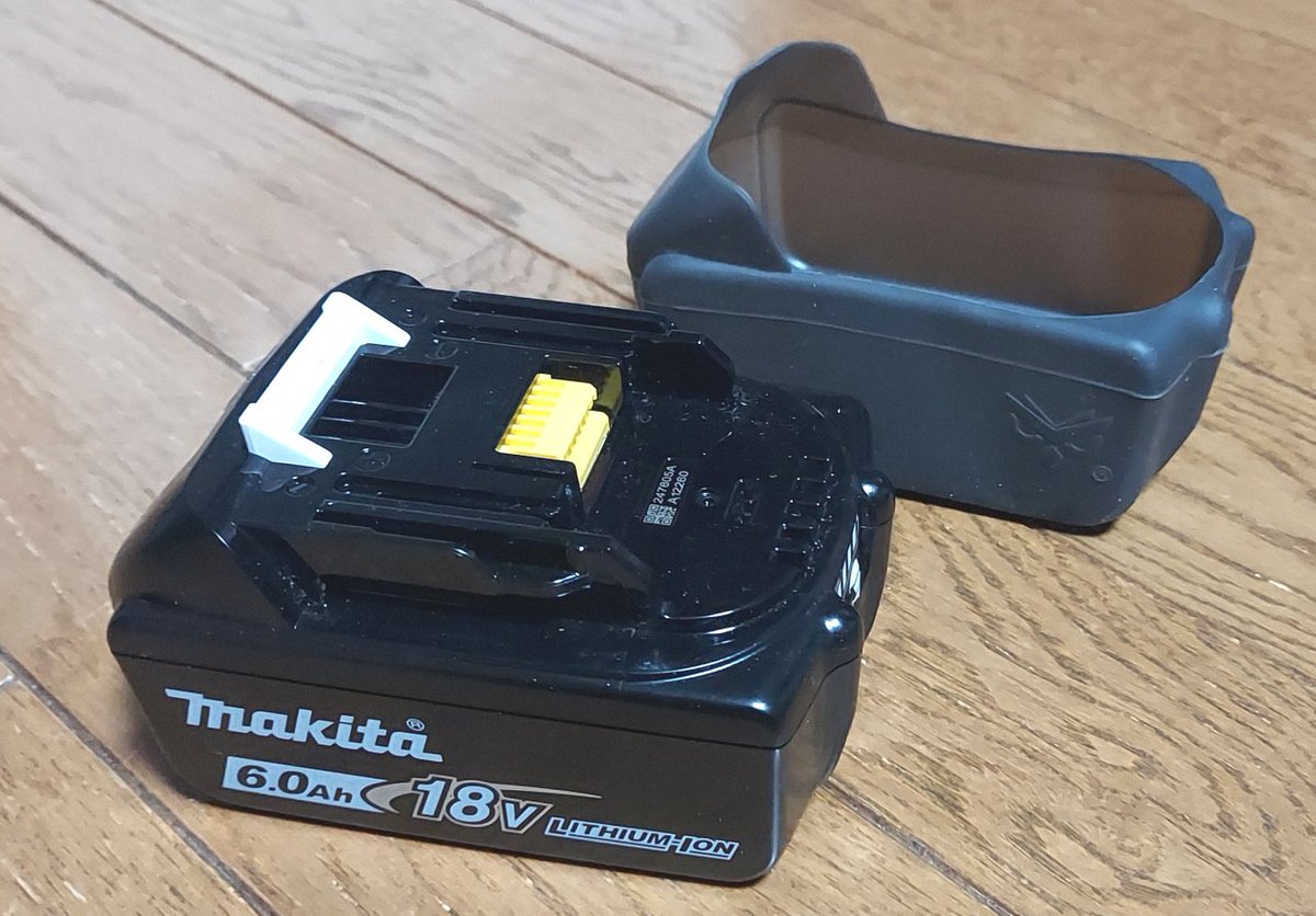 「マキタの電動工具のバッテリーは、外装は堅牢に出来ているのでそのまま地べたに置いて」|浅利与一義遠のイラスト