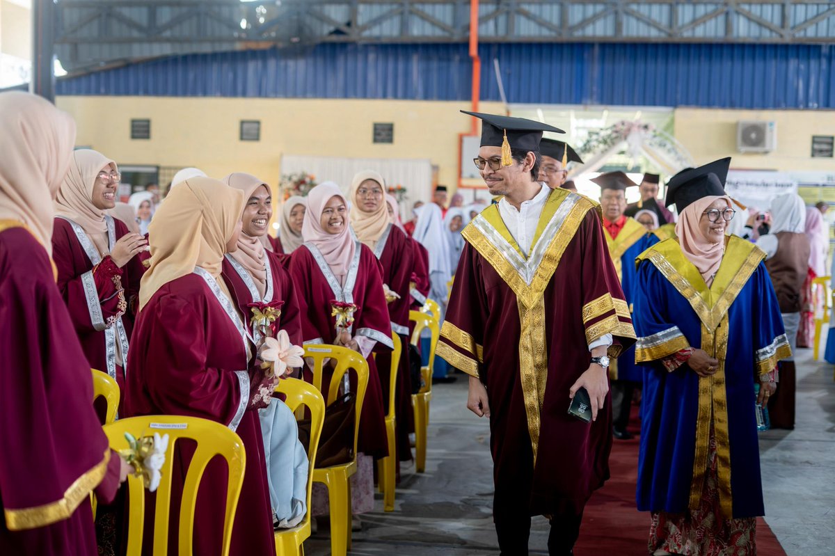 kamilmunim's tweet photo. Sekolah Menengah Agama Ad-Diniah Al-Islamiah, Padang Rengas menjadi pusat pendidikan Islam terpenting di rantau asia tenggara. Al-Allamah Syeikh Junid Thalha al-Mandaili antara seorang tokoh besar dari Indonesia yang menjadi pengasas madrasah nadi kebangkitan ilmu ini.

Semalam saya berkesempatan hadir ke Masjid Graduasi SPM, STAM dan Apresiasi HEM & Ko-Kurikulum SMADI Tahun 2025. Dalam ucapan, saya singkap perjuangan Ibn Khaldun yang memastikan roh pendidikan itu bukan sekadar melahirkam ilmuwan tetapi insan yang bernilai, beradab dan manusiawi.

Meski Ibn Khaldun dikenali daripada kalangan ‘Golongan Muda’ namun pendekatan yang lembut dan penuh hikmah membawa semangat islah dan penyatuan itu wajar dijadikan sandaran.

Kesempatan turun ke Padang Rengas, saya turut mengadakan Ziarah Kasih MADANI ke beberapa keluarga memerlukan selain turut menyempurnakan penyerahan sumbangan aset kepada Klinik Kesihatan Sauk.

#MalaysiaMADANI
#RancakkanMADANI