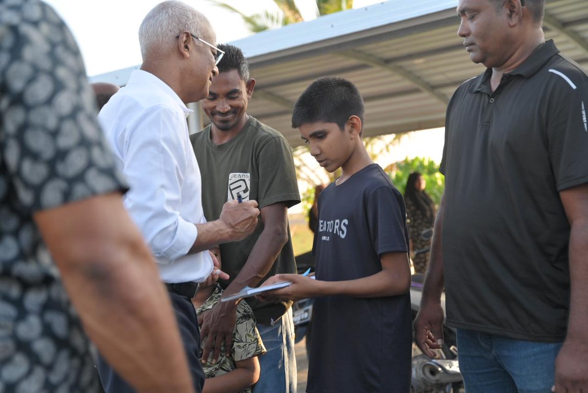 ހޯރަފުށީގެ ކުދި ބޮޑު އެންމެން ނުކުމެ ރައީސް އިބްރާހިމް މުޙައްމަދު ޞާލިހަށް ހޫނު މަރުހަބާއެއް