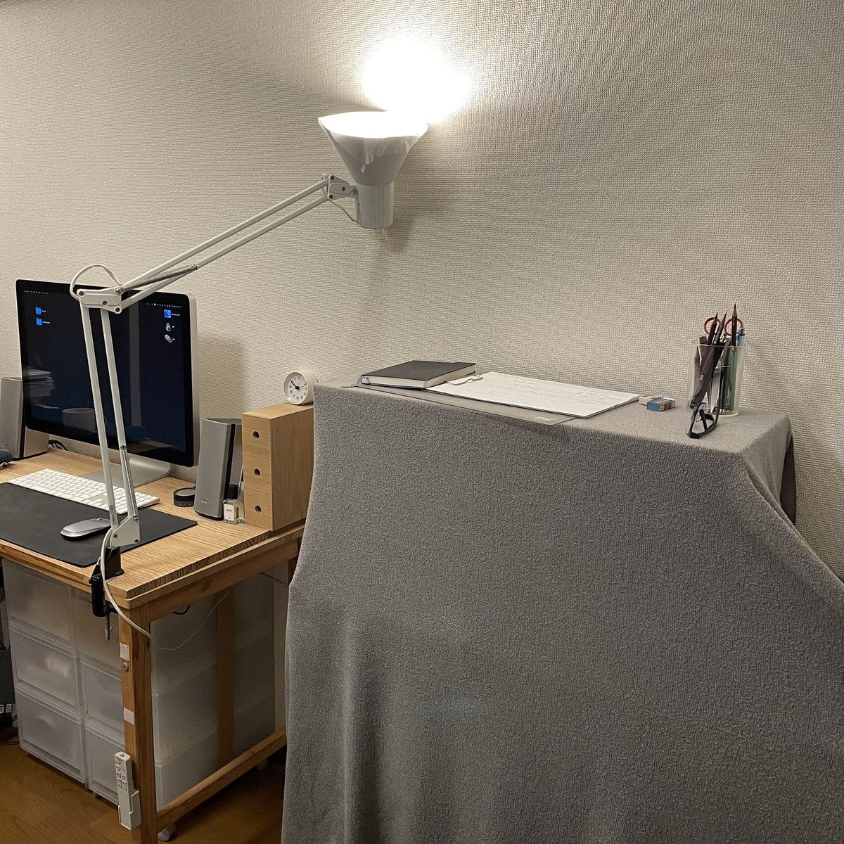 本棚寝かして立って作業できる机にしました（タオルケットかぶせ）