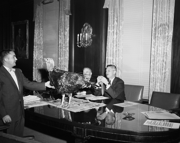 StateLibraryFL's tweet image. Celebrations of #Thanksgiving: A Seminole Indian Thanksgiving meal (c.1955); an Underwater Thanksgiving dinner in Rainbow Springs (c.1950); Governor LeRoy Collins pardon the Thanksgiving turkey (c.1957); FAMU sorority members with food for the needy (c.1957). @FLMemory