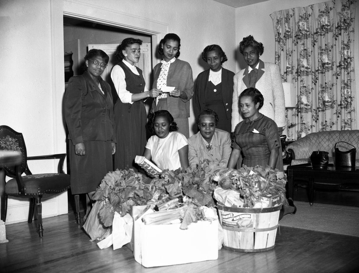 StateLibraryFL's tweet image. Celebrations of #Thanksgiving: A Seminole Indian Thanksgiving meal (c.1955); an Underwater Thanksgiving dinner in Rainbow Springs (c.1950); Governor LeRoy Collins pardon the Thanksgiving turkey (c.1957); FAMU sorority members with food for the needy (c.1957). @FLMemory