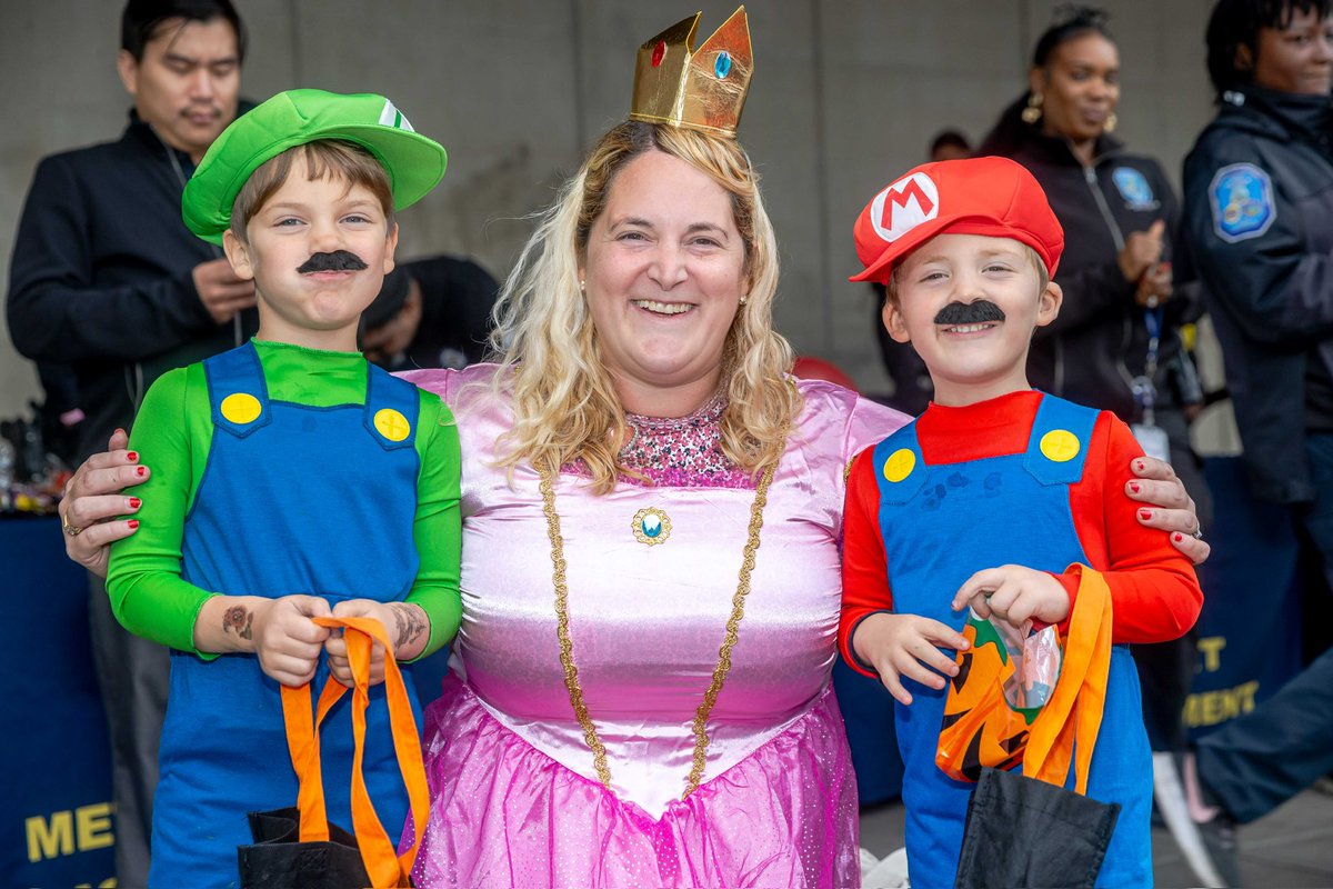wmataGM's tweet image. Super fun @wmata @MetroTransitPD Spooky Bus at Rhode Island Ave. Station. Appreciate our great police team who do so much community engagement as part of our record setting public safety results. Thx for all the kids (and kids at heart) who came out! Happy Halloween