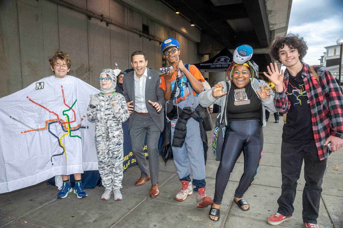 wmataGM's tweet image. Super fun @wmata @MetroTransitPD Spooky Bus at Rhode Island Ave. Station. Appreciate our great police team who do so much community engagement as part of our record setting public safety results. Thx for all the kids (and kids at heart) who came out! Happy Halloween