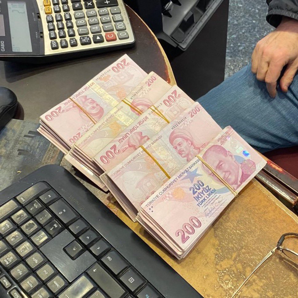 Türkiye'deki banka hesaplarındaki paranın yüzde 80'inin sadece 2.2 milyon kişinin hesaplarında olduğu ve bu kişilerin hesaplarında ortalama 7.4 milyon TL bulunduğu ortaya çıktı. 

Geriye kalan banka müşterilerinin yüzde 89'unun banka hesaplarında 10 bin TL'den az para olduğu ve