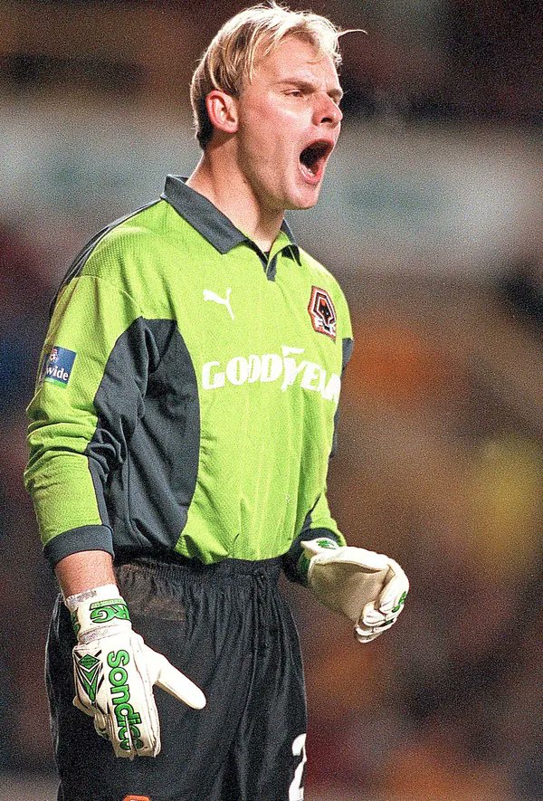 Wishing a very happy birthday to Michael Oakes, who made 220 appearances during almost eight years at Molineux.

Have a good one, Oaker! 🎉