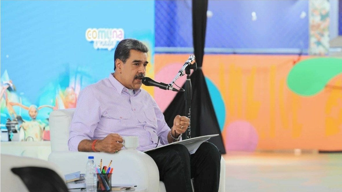 NoticiasPsuv_'s tweet photo. #Venezuela | En varias regiones del país, simpatizantes del gobierno realizaron marchas y concentraciones nocturnas en apoyo a @NicolasMaduro.

El mensaje central fue un llamado a la"unión, lealtad y disciplina" de cara a los desafíos políticos.

https://t.co/nuWDgXquuA https://t.co/3kYMhhDoCC