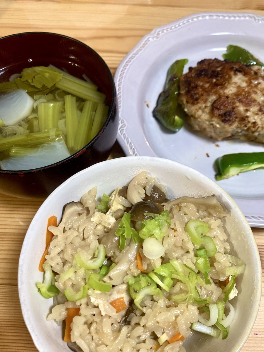 3種のきのこの炊き込みご飯、ハンバーグとピーマン炒め、梅干しとカブのスープ(どうやっても写真がピンぼけなのは何故)
#秋の味覚