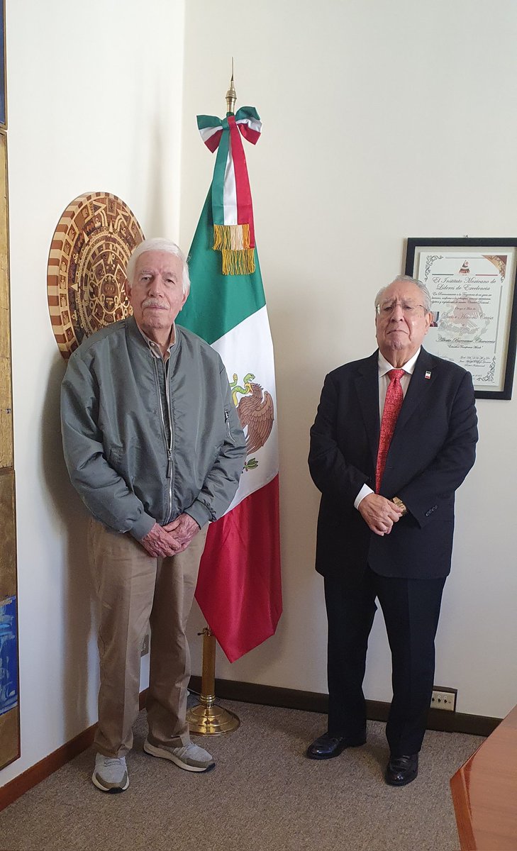 Visita a la embajada de México ante la Santa Sede del abogado Juan Manuel Urquizo, hijo del general Francisco Urquizo, autor de 21 libros  ("Tropa vieja", " La ciudadela queďó atrás") en que narra con maestría  sus memorias, batallas, episodios de una larga etapa  castrense.