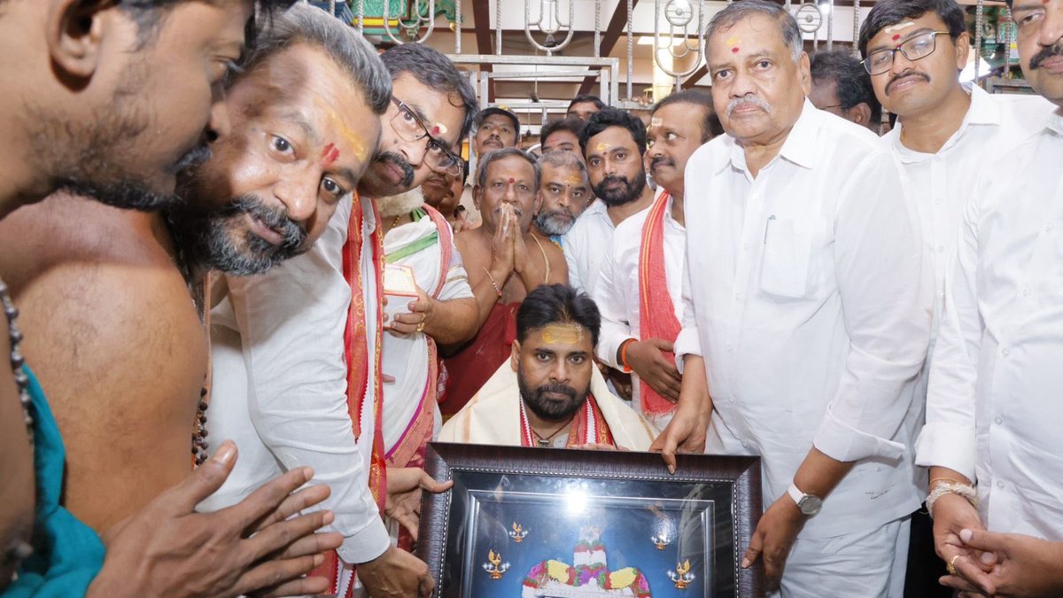 venupro's tweet photo. *మోపిదేవి సుబ్బారాయుడి సేవలో శ్రీ పవన్ కళ్యాణ్ గారు*

• భక్తిప్రపత్తులతో పుట్టలో పాలు పోసి మొక్కులు తీర్చుకున్న ఉప ముఖ్యమంత్రివర్యులు
* దేశం సుభిక్షంగా ఉండాలని ప్రార్థించిన శ్రీ పవన్ కళ్యాణ్ గారు 
•ఆలయ ప్రాశస్త్యాన్ని వివరించిన వేద పండితులు

అవనిగడ్డ నియోజకవర్గం పరిధిలో మొంథా తుపాను ప్రభావిత ప్రాంతాల పరిశీలనకు వెళ్లిన రాష్ట్ర ఉపముఖ్యమంత్రి శ్రీ పవన్ కళ్యాణ్ గారు తిరుగు ప్రయాణంలో మోపిదేవిలో వెలసిన ప్రసిద్ధ సుబ్రహ్మణ్య క్షేత్రం శ్రీ వల్లీదేవసేనా సమేత సుబ్రహ్మణ్యేశ్వరస్వామి వారిని దర్శించుకున్నారు. మోపిదేవి సుబ్రహ్మణ్యేశ్వరస్వామి వారి మధ్యాహ్న సేవలో పాల్గొన్నారు. తొలిసారి ఈ ఆలయానికి విచ్చేసిన శ్రీ పవన్ కళ్యాణ్ గారికి వేద పండితులు ఆలయ మర్యాదలతో స్వాగతం పలికారు. అనంతరం  ధ్వజస్తంభానికి మొక్కి... ఆలయ ఆవరణలో ఉన్న నాగ పుట్టను దర్శించుకున్నారు. ఆలయ సంప్రదాయాలను అనుసరించి మొదట పుట్టలో పాలు పోసి శ్రీ సుబ్రహ్మణ్యేశ్వరస్వామి వారి మొక్కులు చెల్లించుకుని పడగలకు మొక్కారు. అనంతరం ప్రదక్షిణగా వచ్చి అంతరాలయంలోని వేయి పడగలతో లింగమూర్తిగా వెలసిన మూలవిరాట్టుకి పంచామృతాలతో అభిషేకాదులు నిర్వహించారు. దేశం సుభిక్షంగా ఉండాలని వేడుకుంటూ సుబ్బరాయుడికి ప్రత్యేక పూజలు నిర్వహించారు. 
• ఆలయ విశిష్టతను ఆసక్తిగా ఆలకించిన శ్రీ పవన్ కళ్యాణ్ గారు
పూజల అనంతరం ఘనాపాటి శ్రీ నవుడూరి విశ్వనాథ శర్మ ఆలయ విశిష్టతను, చరిత్రను శ్రీ పవన్ కళ్యాణ్ గారికి వివరించారు. శ్రీ సుబ్రహ్మణ్వేశ్వర స్వామి వారు స్వయంభువుగా వెలసిన క్షేత్రం అని, ఆలయం వెలుపల పుట్టలో పోసిన పాలను లింగాకార మూర్తి కింద సర్పరూపంలో ఉన్న స్వామి వారు స్వీకరిస్తారని తెలిపారు. సంవత్సరానికి రెండు, మూడు సార్లు స్వామి వారు వెలుపలికి వచ్చి భక్తులకు విశ్వరూప దర్శనమిస్తారని వివరించారు. భక్తుల కోర్కెలు తీర్చే స్వామిగా పేరున్న మోపిదేవి క్షేత్రానికి వారాంతాలు, ప్రతి మంగళవారాల్లో వేల సంఖ్యలో భక్తులు తరలి వస్తారని చెప్పారు. నివార్ తుపాను సమయంలో రైతులను పరామర్శించేందుకు వచ్చిన సమయంలో ఆలయం వెలుపలి నుంచి వెళ్లిన విషయాన్ని ఈ సందర్భంగా శ్రీ పవన్ కళ్యాణ్ గారు గుర్తు చేసుకున్నారు. తమిళనాట ఉన్న ఆరు విఖ్యాత సుబ్రహ్మణ్య క్షేత్రాల దర్శనం తర్వాత మోపిదేవి సుబ్రహ్మణ్వేశ్వరస్వామిని దర్శించుకునే భాగ్యం కలిగిందని అన్నారు. దర్శనానంతరం వేద పండితులు ఆశీర్వచనాలు అందించారు. ఆలయ అధికారులు స్వామివారి చిత్రపటాన్ని, ప్రసాదాన్ని అందజేశారు. శ్రీ పవన్ కళ్యాణ్ గారితోపాటు రాష్ట్ర మంత్రి శ్రీ కొల్లు రవీంద్ర గారు, పార్లమెంటు సభ్యులు శ్రీ వల్లభనేని బాలశౌరి గారు, స్థానిక శాసన సభ్యులు శ్రీ మండలి బుద్దప్రసాద్ గారు తదితరులు పాల్గొన్నారు.

Shri @PawanKalyan Garu