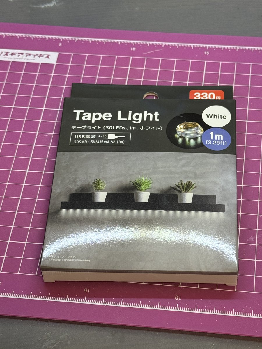 bo2337285's tweet photo. #モデラー100均活用術 
ドールハウスの簡易ケース：

テープライト（３０ＬＥＤｓ、クールホワイト） 330円
透明クリップボードA4 3枚*110円

合計660円（税込） https://t.co/91eQgqVbkE