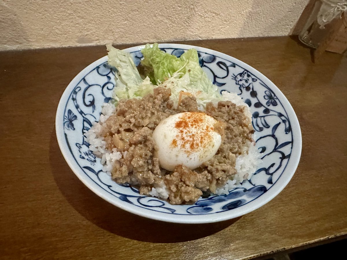 nikonikosmile's tweet photo. 在宅勤務で疲れておなか空いた…すごくお久しぶりな7CAFEさんへ!お店に着くまで坦々ごはんか七カレーと悩んでいたけど、坦々ごはんにしました✨食後にはババンヌとホットコーヒー☕️すべて美味しすぎて一気に食べてしまった😅ごちそうさまでした😋
#7CAFE
#カフェごはん https://t.co/DgoD1K03pY
