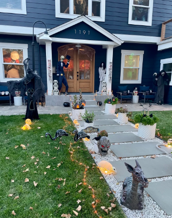 Katharin__a's tweet photo. My neighbor’s decorations look amazing! 😍🎃 I really need to step up my game so I don’t fall too far behind, haha 😂👻 #HalloweenVibes #SpookySeason #DecorationGoals https://t.co/HmMukEyQYY