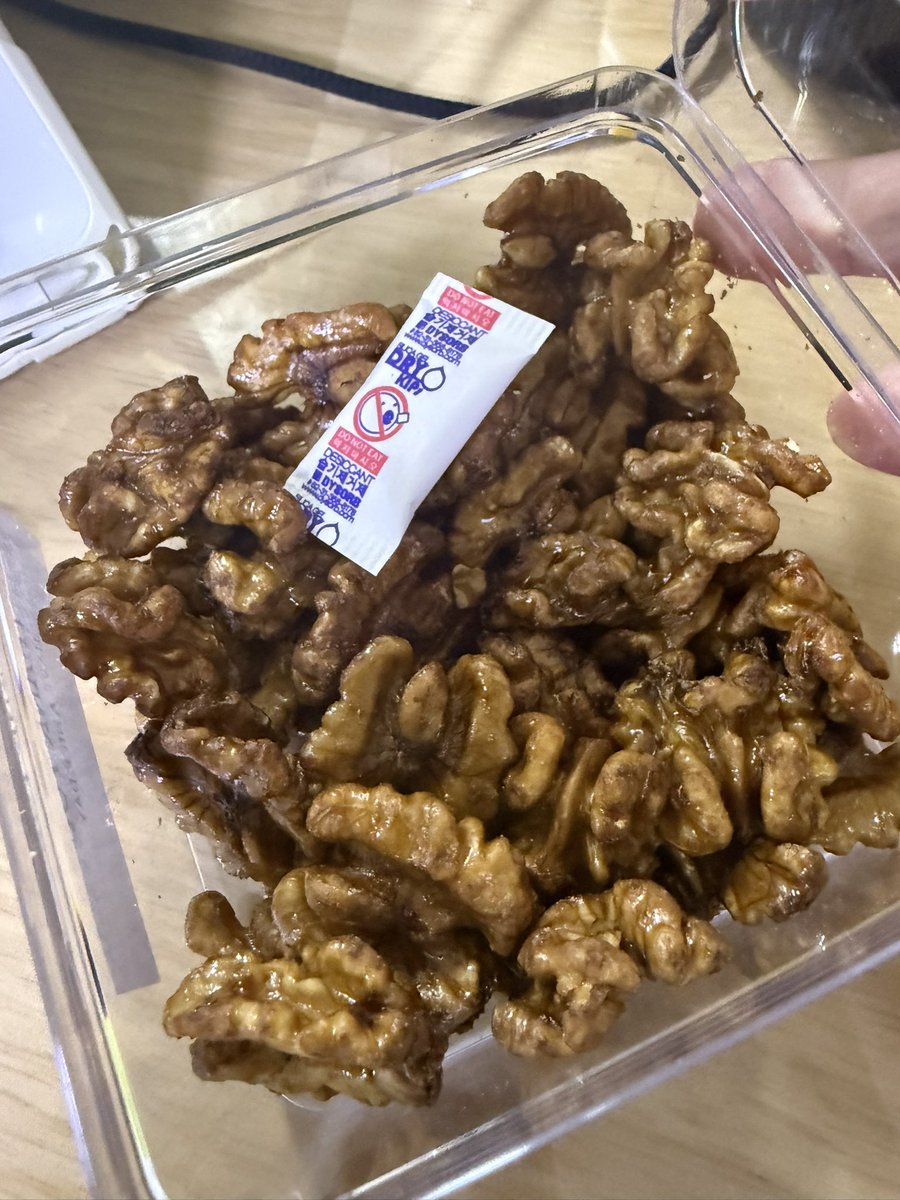 여러분 저 약과 찾았음.
단호박식혜도 저녁먹은 후에 동생이랑 맛만보자고 땄다가 둘이 한 병 다 비움.
호두정과도 넘 맛있음 끝도없이 들어감.
누리식혜강정 완전 추천함.
집안 어르신들께도 얼른 보내드리고 틧에 올림ㅋ