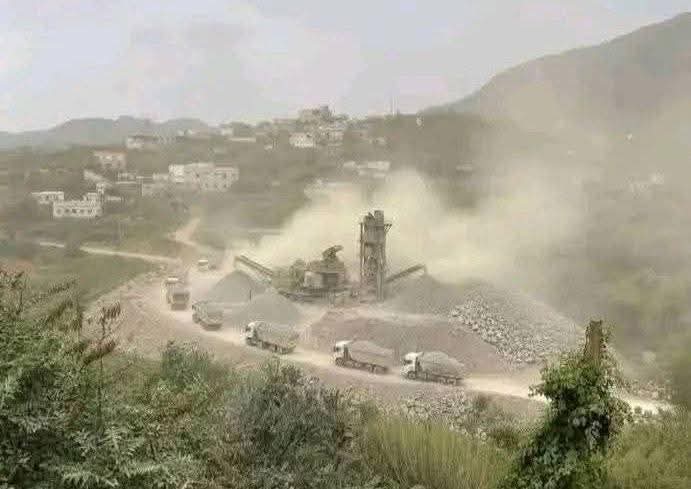 إلى السلطة المحلية في إب 
أنتم امام خيارين لاثالث لهما 
أما أن تزيلوا الكسارة التي في (ذي السفال )السياني 
وتكسبوا الأهالي المتضررين منها 
وأما أن تبقوا الكسارة على حالها 
وتكسبوا صاحبها وتخسروا أهالي المنطقة 
والتاريخ سيسجل كل شيئ  
ونصيحة لا تضحوا بقرى متضررة 
 لتكسبوا شخص