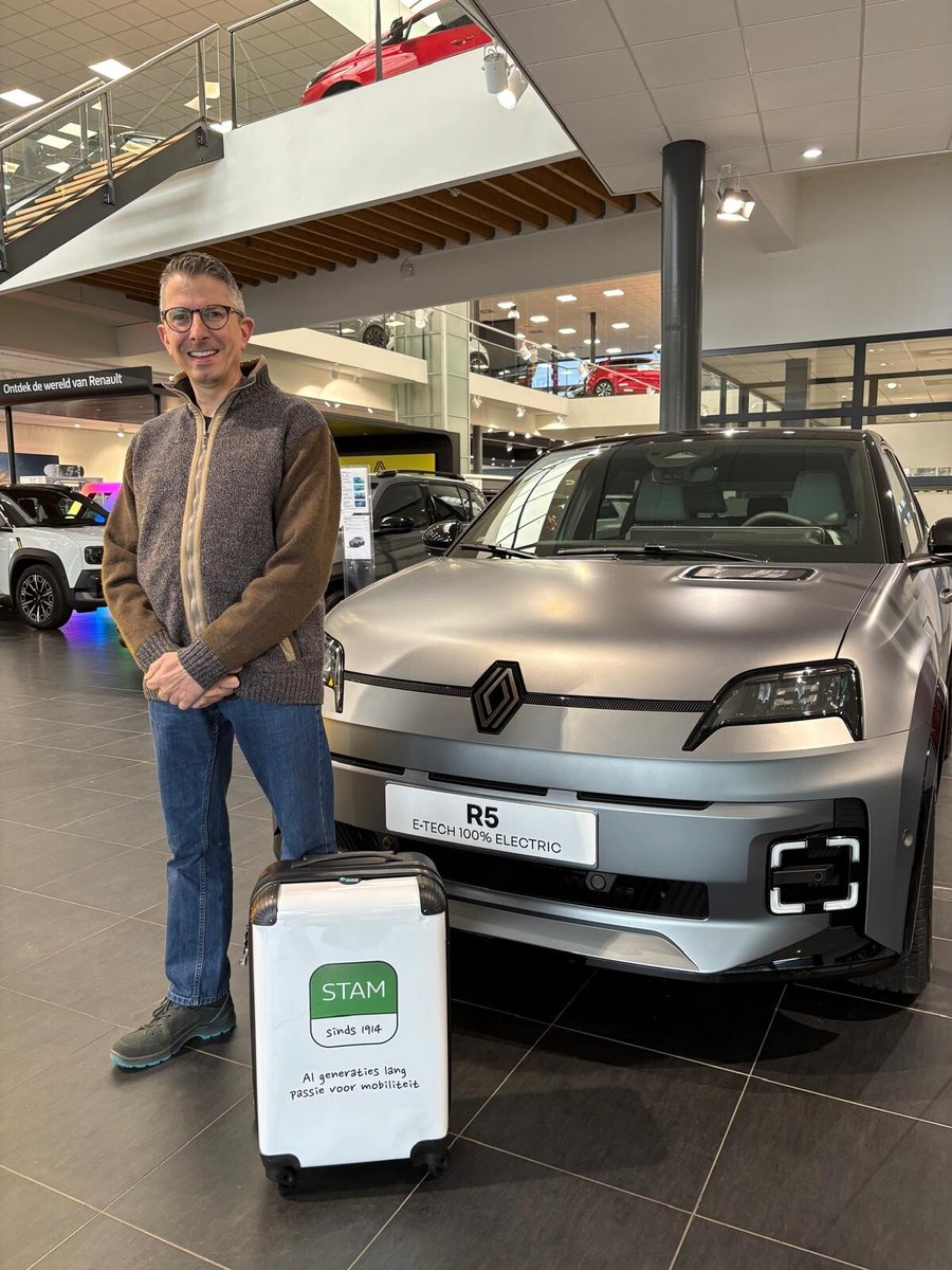 Meneer Dijkhuizen ging deze week blij naar huis met een mooie Stam-jubileumkoffer! Bedankt voor de leuke woorden en veel plezier met de koffer! 😊

Ook kans maken? Deel jouw Stam-ervaring met ons op Google Reviews en maak kans! 🎁

#Stam #StamRenault #Renault #Winactie